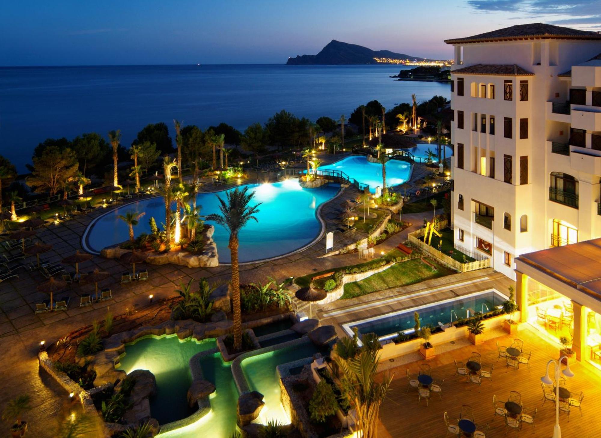 Sh Villa Gadea Altea Bagian luar foto The hotel at night